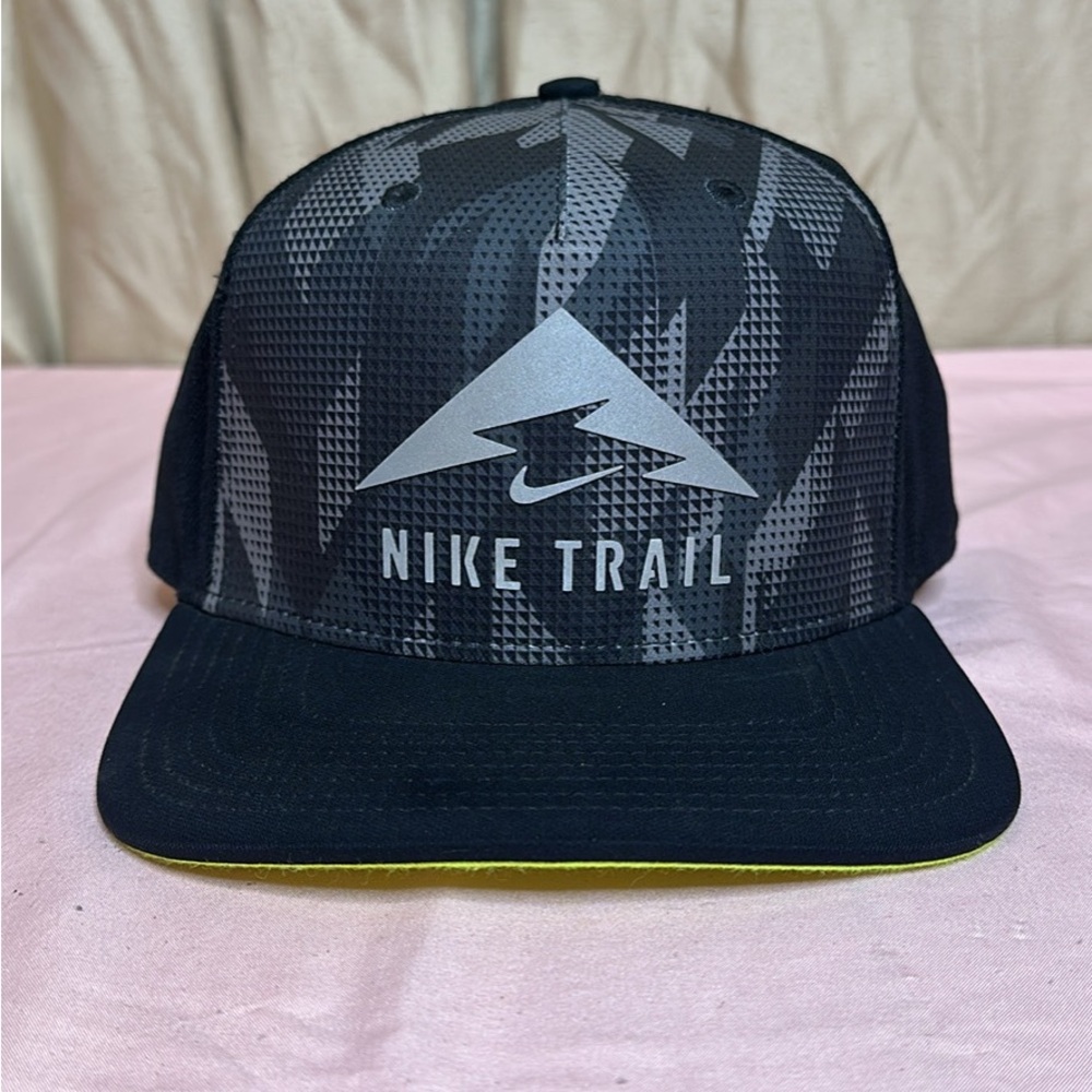 Nike AeroBill Trail Cap Strapback Hat Ultralight Black / Neon Running